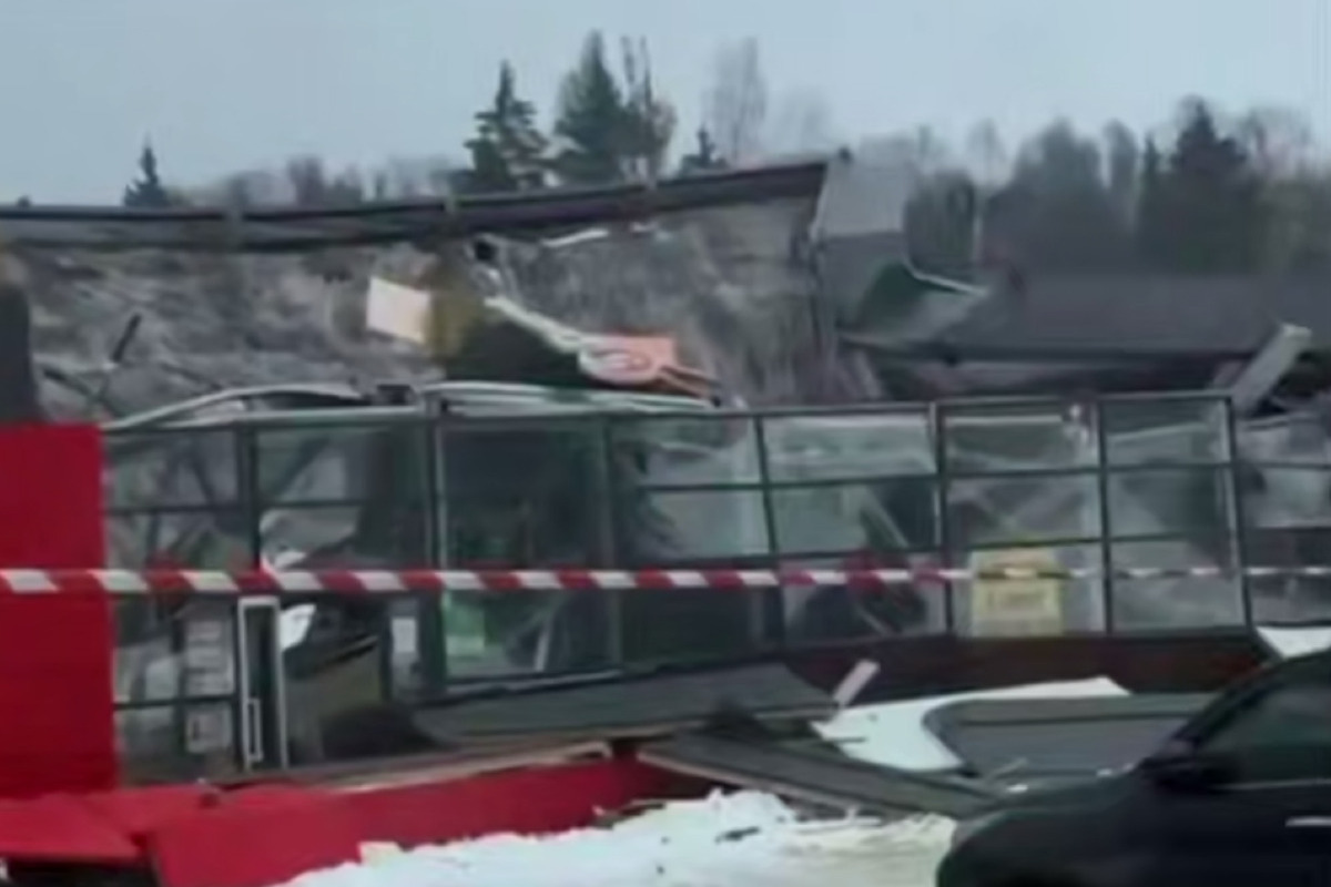 Дома и магазины рушатся под толщей снега в российском регионе