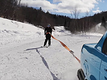 Видео: лыжник проехал по лесу вслед за дрифтящей BMW
