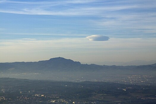 Над строго засекреченным военным объектом США заметили таинственный объект в форме НЛО