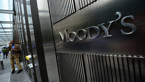 Moody's повысило рейтинг опорного банка "Роснефти" до "стабильного"