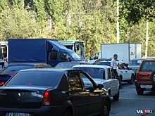 Вторая продольная в Волгограде из-за ДТП замерла в пятикилометровой пробке