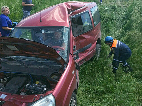 Под Пензой фура врезалась в легковую машину, два человека пострадали