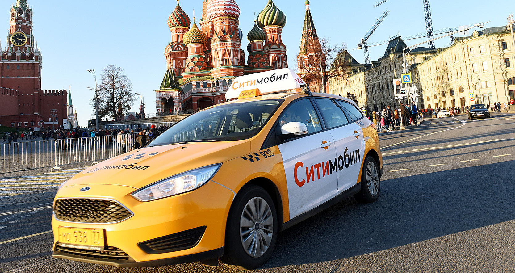 В московских такси начнут продавать чипсы и энергетики
