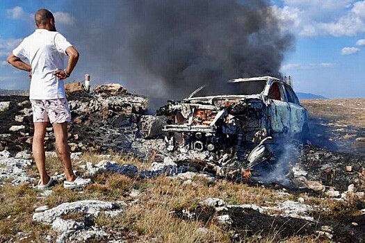 Прорвашийся в крымский заповедник Porsche Cayenne сгорел дотла