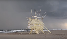 Голландский художник создает движущиеся конструкции без мотров. Видео