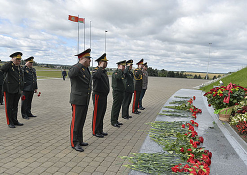 Командующий войсками ЗВО почтил в Хатыни память погибших в годы Великой Отечественной войны