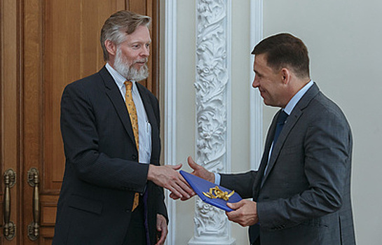 Губернатор Свердловской области передал послу Швеции копии документов XVIII века