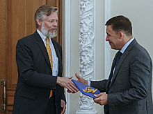 Губернатор Свердловской области передал послу Швеции копии документов XVIII века