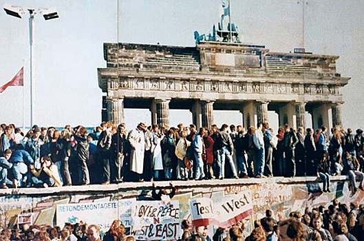 Сначала пала Берлинская стена, потом не стало и самой ГДР