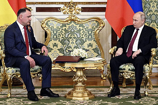 Путин поздравил президента Южной Осетии с Днем Республики