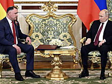 Путин поздравил президента Южной Осетии с Днем Республики