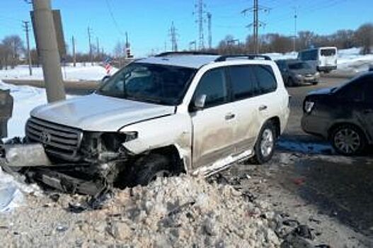 В Тольятти Toyota Land Cruiser протаранила «Гранту» и врезалась в столб