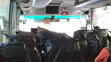 Борьба с эпидемией: в автобусах до «Гагарина» на кресла надевают полиэтиленовые чехлы
