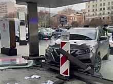 Момент въезда автомобиля в остановку в центре Москвы попал на видео