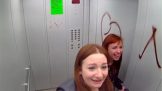Работница суда и дознавательница изрисовали лифт в Оренбурге