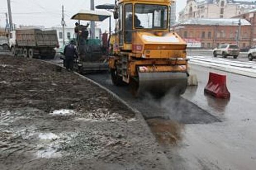 Укладку асфальта во время дождя сняли на видео жители Кургана