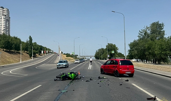 Камера сняла момент ДТП с мотоциклом в центре Волгограда