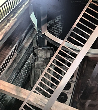 В Самаре с 4 этажа многоуровневой парковки ТЦ «Гудок» упала машина