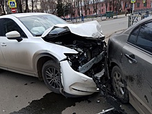 «"Хонду" впечатало в ограждения»: на Каховской — Юных Пионеров столкнулись две иномарки
