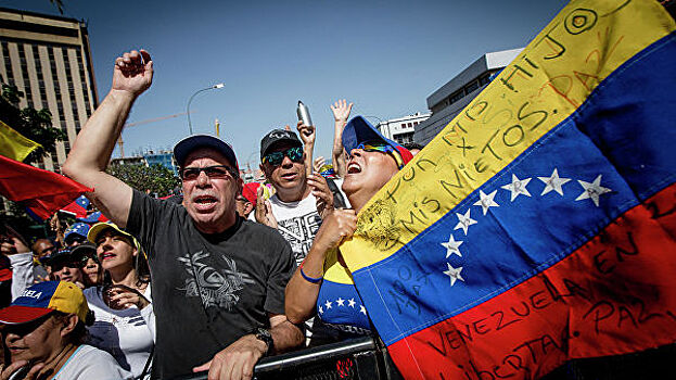 США продолжают тиражировать силовой сценарий в Венесуэле, заявили в МИД