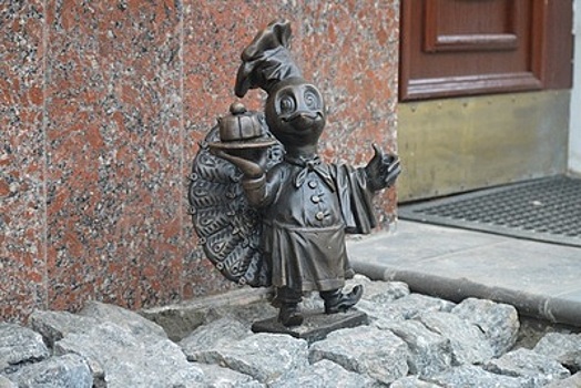 Скульптура павлиненка‑повара появилась в Серпухове