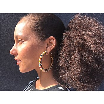 Алиша Киз прицепила на голову мочалку