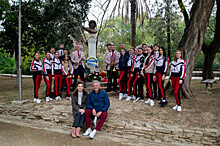 Артисты Нижегородского губернского оркестра возложили цветы к памятнику Юрию Гагарину на Кипре