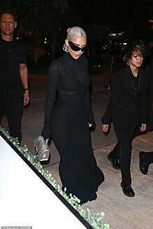 Траур по-голливудски: Ким Кардашьян в полупрозрачном платье и Дженнифер Лопес с декольте на похоронах друга