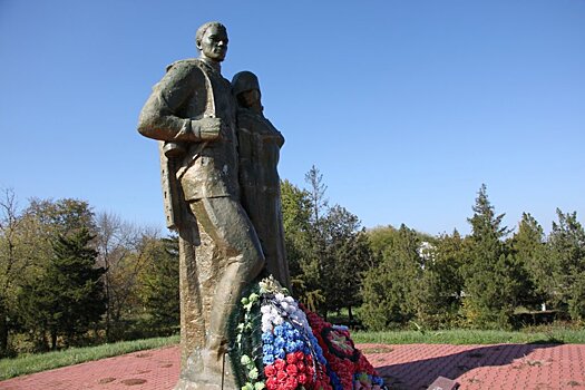 У гранитной плиты склоняем колени: празднование Дня Победы в Новобейсугской 40 лет назад