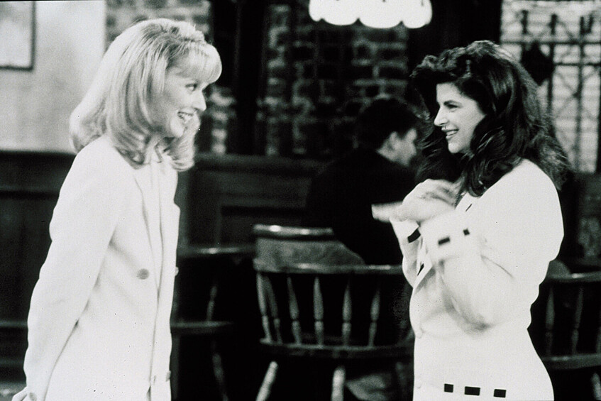 Керсти Элли (справа) в кадре из сериала «Чирс», 1982 год