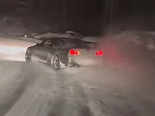 Посмотрите, как дрифтует Nissan Skyline R34 GT-R V-Spec и Ford F-150 Raptor в снегу