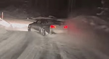 Посмотрите, как дрифтует Nissan Skyline R34 GT-R V-Spec и Ford F-150 Raptor в снегу