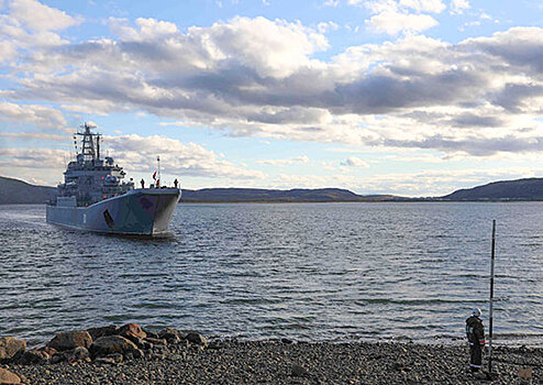 БДК «Александр Отраковский» отработал морскую десантную подготовку с морскими пехотинцами Северного флота
