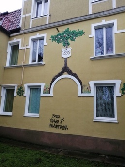 «Боже, храни андерграунд»: в Зеленоградске ищут вандалов, испортивших стену «Дома с яблоней» (фото)