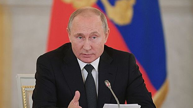 Путин поручил рассмотреть создание в Астраханской области портовой ОЭЗ