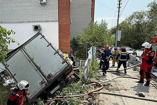 Грузовик протаранил дом в российском городе
