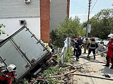Грузовик протаранил дом в российском городе
