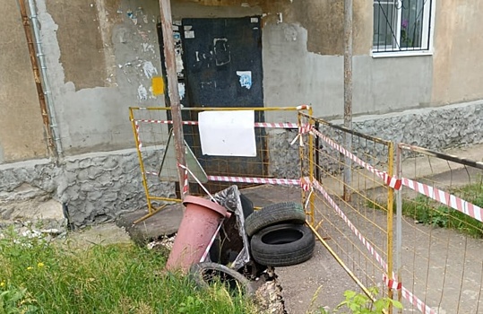 Огромный провал образовался у жилого дома в Дзержинске