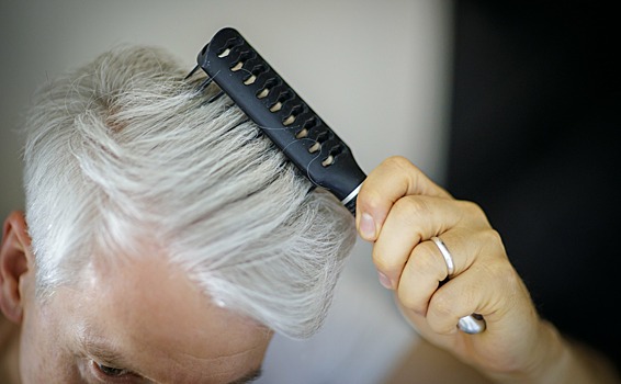 Эндокринолог назвала причину появления седых волос и головных болей