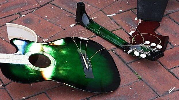 Разбитая гитара Курта Кобейна уйдет с молотка на аукционе в Нью-Йорке