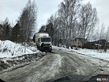 Жители Елизавета предложили закрыть убитую дорогу, где постоянно застревают фуры