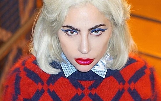 Леди Гага показала пышный тыл в очень откровенном бикини
