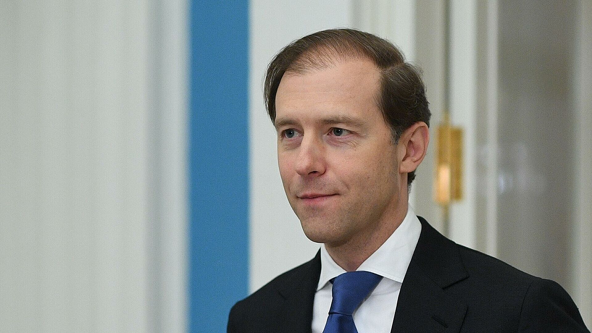 Мантуров: перебоев с поставками одежды в России не будет