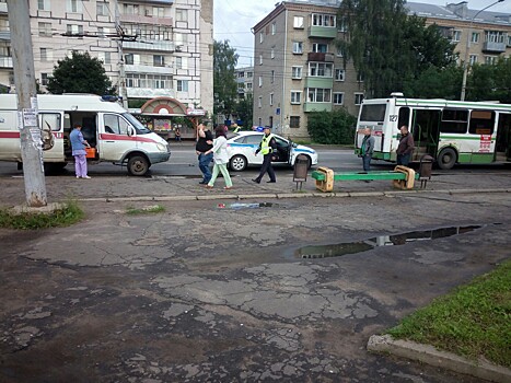 В Рыбинске пассажир выпал из автобуса и разбил голову в кровь