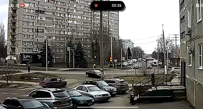 В Курчатове автомобиль на скорости сбил светофор и скрылся