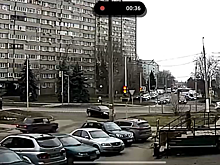 В Курчатове автомобиль на скорости сбил светофор и скрылся