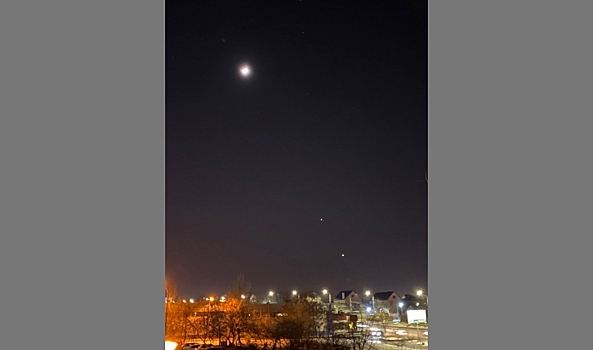 Жители Волгограда запечатлели на фото сближение Луны, Венеры и Юпитера