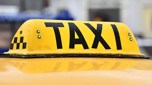 Автоэксперт оценил идею наказывать таксистов за стоянку во дворах