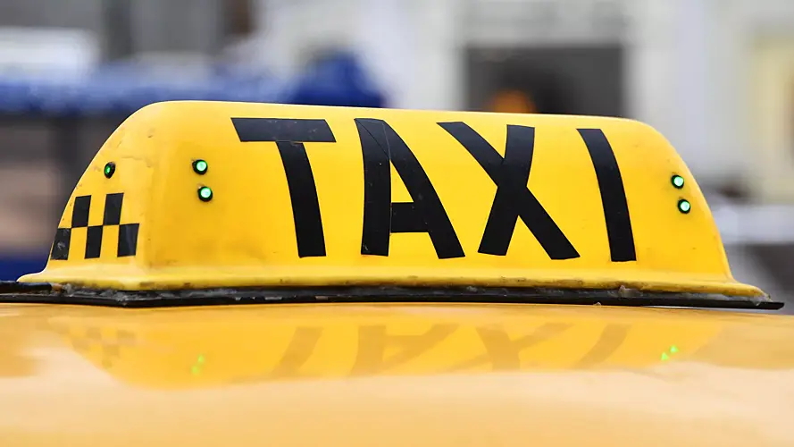 Taxi passengers beat and robbed the driver in St. Petersburg