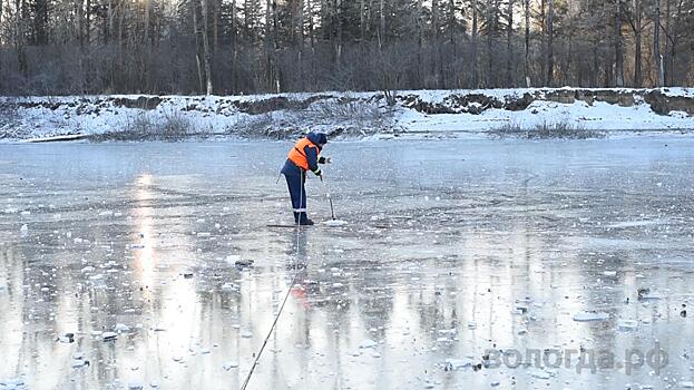Толщина льда на реке Вологде находится на уровне 4-5 сантиметров